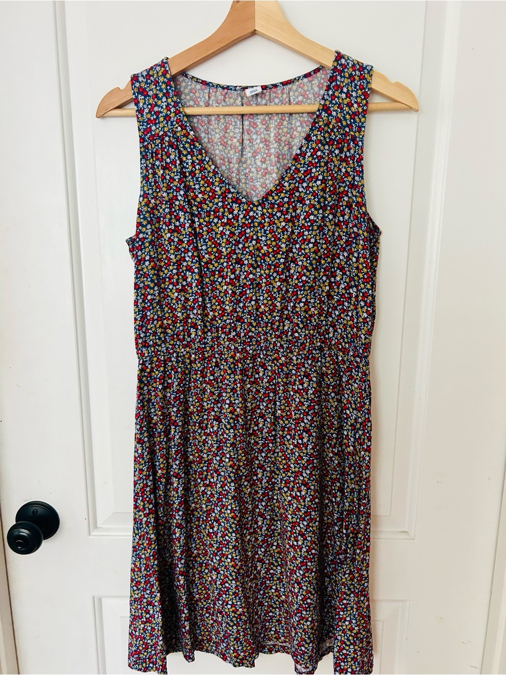 Old Navy Sleeveless V-Neck Floral Midi Dress in Navy and Multicolor
